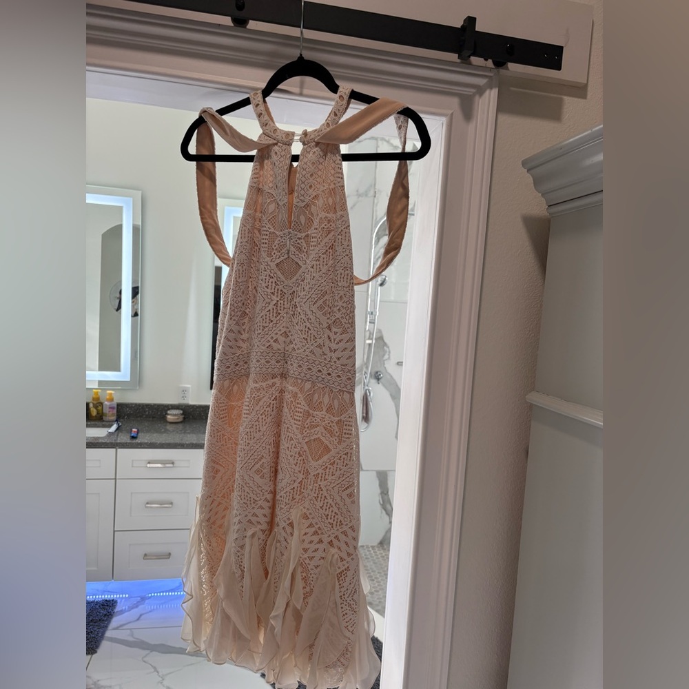 BCBGMaxAzria Cream Lace Detail Dress size says OS but I’m normally a two or four